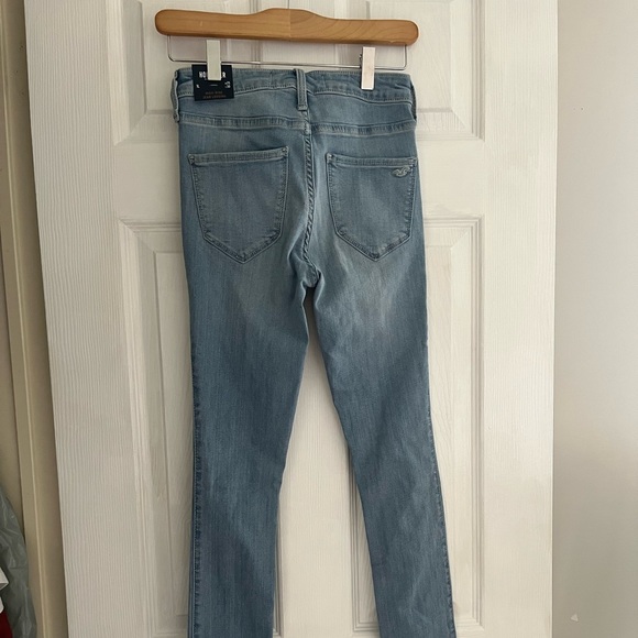 Hollister Light Wash Skinny Jeans - Picture 2 of 6